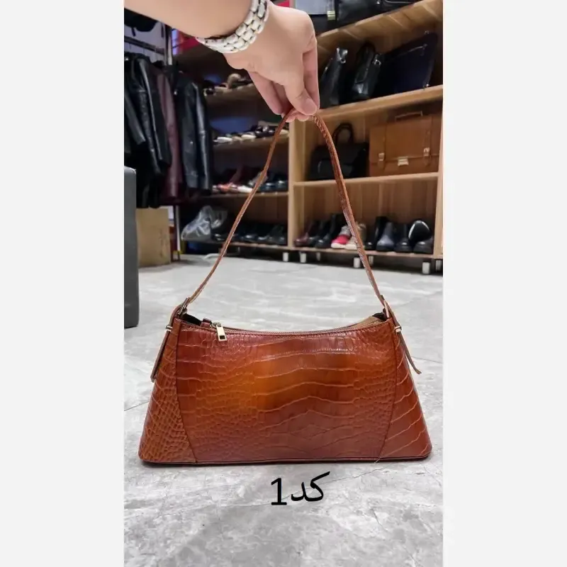 کیف دوشی و دستی چرم طبیعی گاوی مدل شاندیز سایز 24 در 15