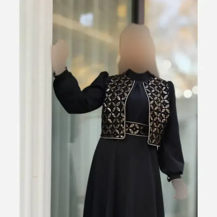 ست سه تیکه پیراهن کرپ مازراتی و جلیقه مخمل هندی با کمربند مشکی